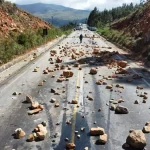 Boulders placed on a road. Photo: De Raíz. 