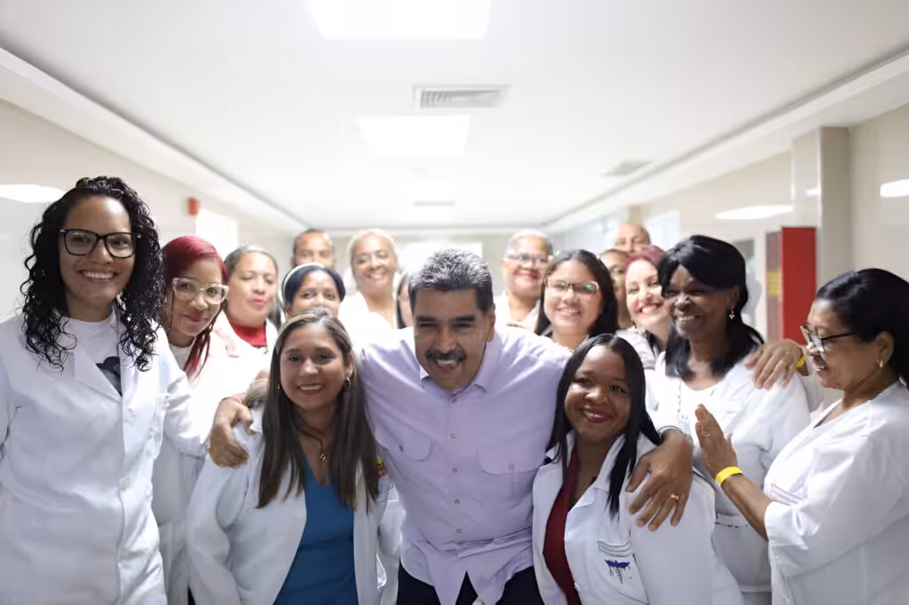 Venezuelan President Nicolas Maduro posing for a photo with medical personnel in the Ludovico Silva Diagnostic Center (CDI) in Caracas on August 14, 2024. Photo: Presidential Press/file photo.