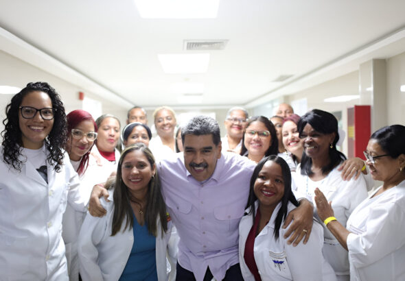 Venezuelan President Nicolas Maduro posing for a photo with medical personnel in the Ludovico Silva Diagnostic Center (CDI) in Caracas on August 14, 2024. Photo: Presidential Press/file photo.