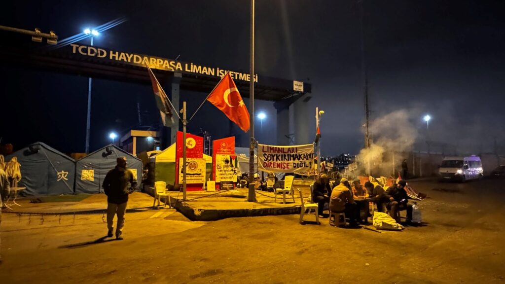Turkish activists stage a sit-in outside the Port of Haydarpasa in Istanbul. Photo: Guldenay Sonumut.