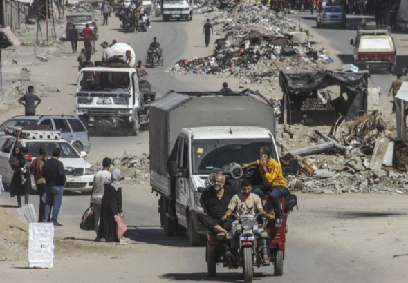 Palestinians flee the eastern part of Khan Younis as they make their way after they were ordered by Zionist Occupation to evacuate their neighborhoods in Khan Younis in the southern Gaza Strip July 22, 2024. Photo credit: Mahmoud Issa/IMAGO/Reuters.