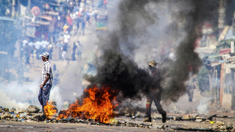A barricade burns Tuesday, November 5, 2024 in Mozambique's capital, Maputo. Photo: Carlos Uqueio/AP Photo.