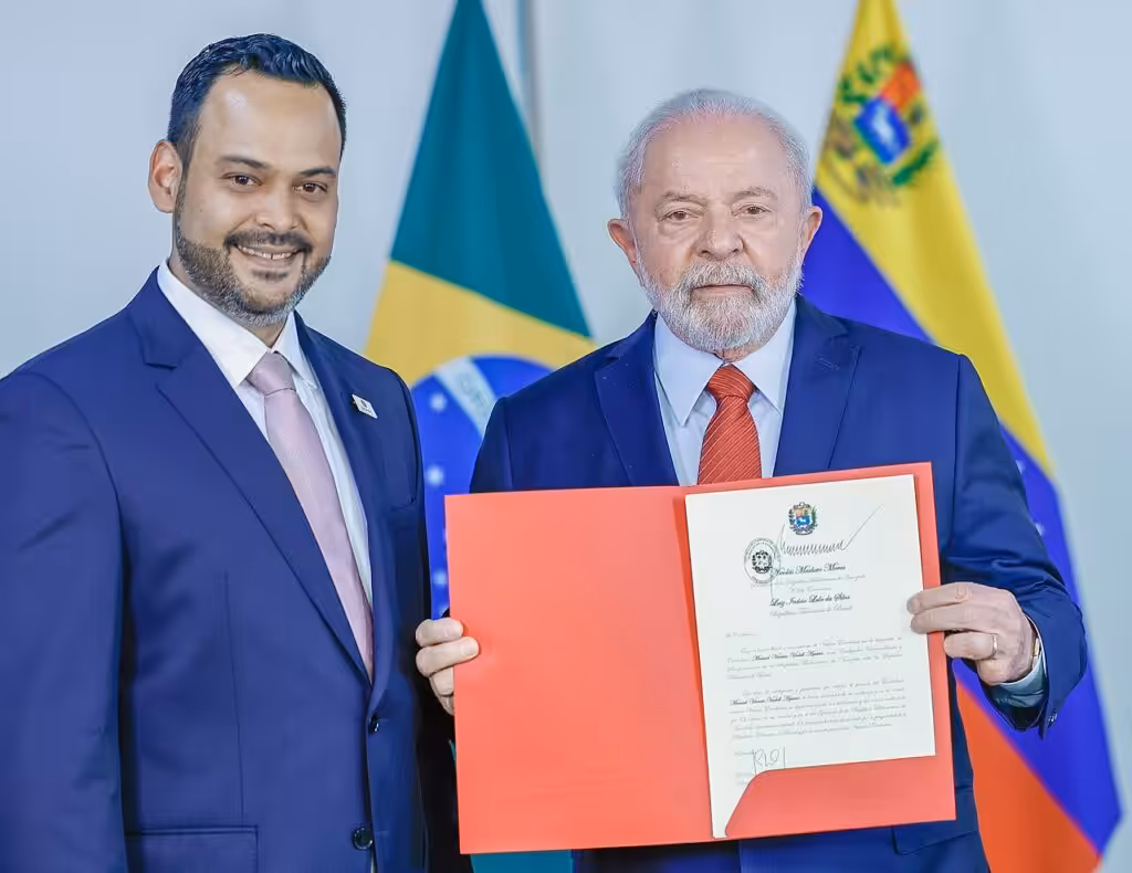 Venezuelan ambassador to Brazil, Manuel Vadell, presents his credentials to Brazilian President Luiz Inácio Lula da Silva, in Brasilia, May 2023. Photo: Presidency of Brazil.