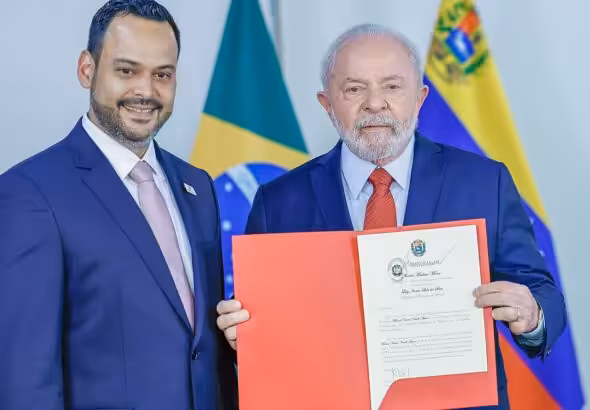 Venezuelan ambassador to Brazil, Manuel Vadell, presents his credentials to Brazilian President Luiz Inácio Lula da Silva, in Brasilia, May 2023. Photo: Presidency of Brazil.