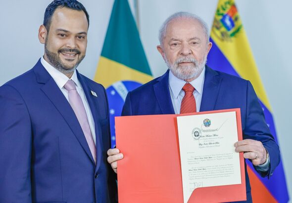 Venezuelan ambassador to Brazil, Manuel Vadell, presents his credentials to Brazilian President Luiz Inácio Lula da Silva, in Brasilia, May 2023. Photo: Presidency of Brazil.