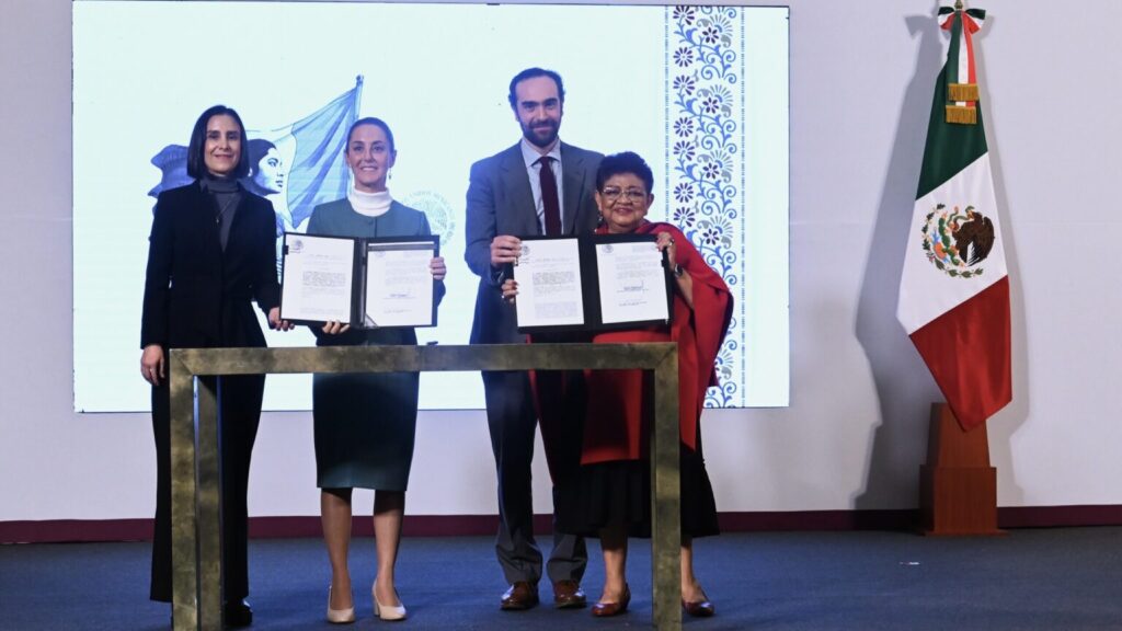 Mexican President Claudia Sheinbaum presenting the decrees to de-privatize PEMEX and CFE. Photo: Presidencia MX.