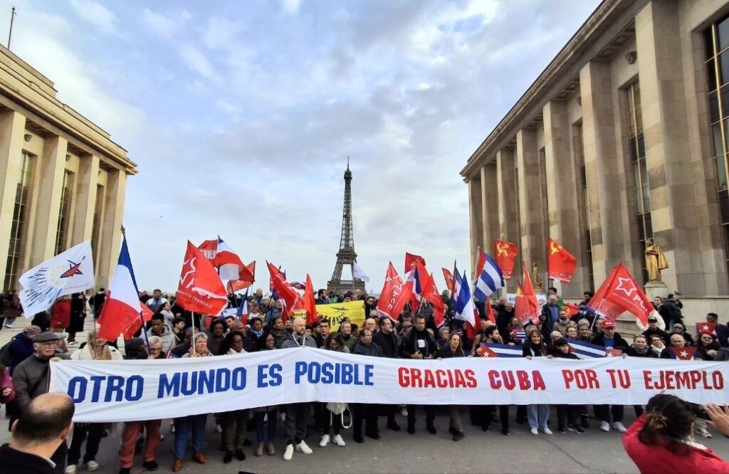 Pro-Cuba solidarity activists in Paris call for the end of the US blockade against Cuba. Photo: ICAP.