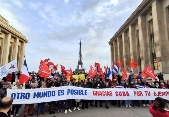 Pro-Cuba solidarity activists in Paris call for the end of the US blockade against Cuba. Photo: ICAP.