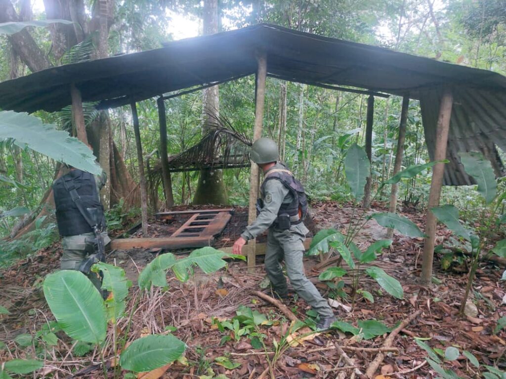 Venezuelan soldiers destroy an improvised facility used by criminal gangs in the countryside. Photo: Últimas Noticias.