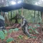 Venezuelan soldiers destroy an improvised facility used by criminal gangs in the countryside. Photo: Últimas Noticias.