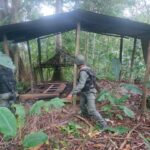 Venezuelan soldiers destroy an improvised facility used by criminal gangs in the countryside. Photo: Últimas Noticias.