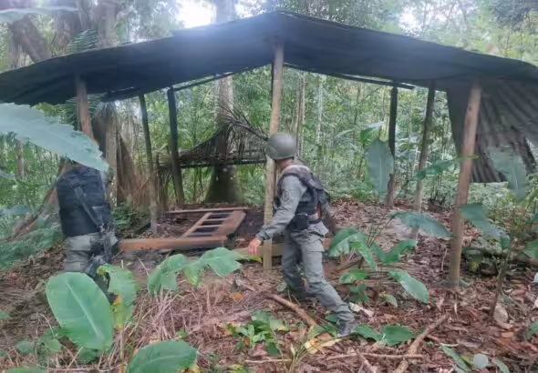 Venezuelan soldiers destroy an improvised facility used by criminal gangs in the countryside. Photo: Últimas Noticias.