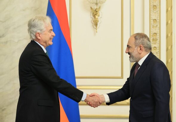 Armenian Prime Minister Nikol Pashinyan Greets CIA Director William Burns, Yerevan, July 15, 2022. Photo: X/@armgov.