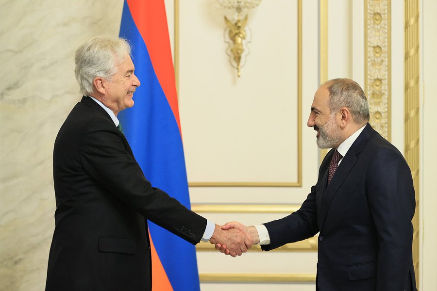 Armenian Prime Minister Nikol Pashinyan Greets CIA Director William Burns, Yerevan, July 15, 2022. Photo: X/@armgov.