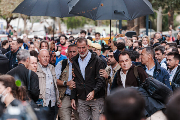The King of Spain, Felipe VI, during a photo op in Valencia that resulted in residents throwing mud and objects at him and Queen Letizia on Sunday, November 3, 2024. Photo: EP/Carlos Luján.