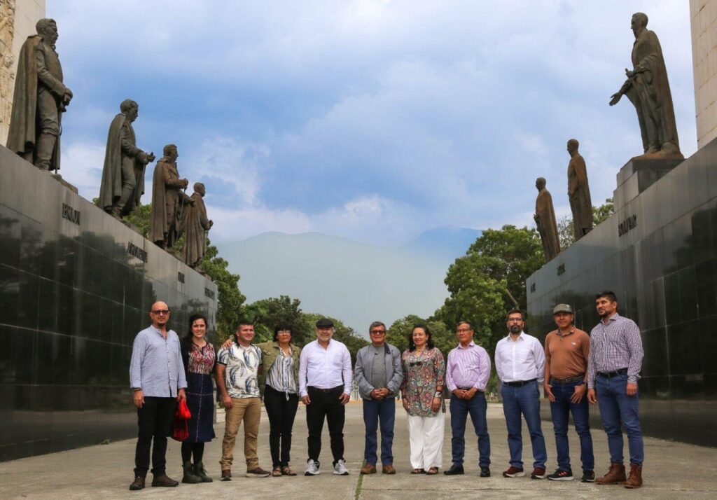 The ELN peace delegation posing for a photo in the Paseo Los Próceres, a memorial honoring the Independence heroes. Photo: ELN.