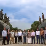 The ELN peace delegation posing for a photo in the Paseo Los Próceres, a memorial honoring the Independence heroes. Photo: ELN.