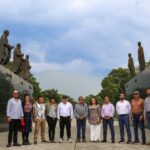 The ELN peace delegation posing for a photo in the Paseo Los Próceres, a memorial honoring the Independence heroes. Photo: ELN.