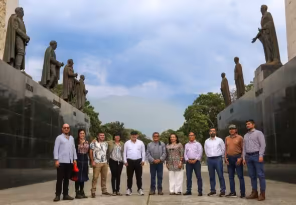 The ELN peace delegation posing for a photo in the Paseo Los Próceres, a memorial honoring the Independence heroes. Photo: ELN.