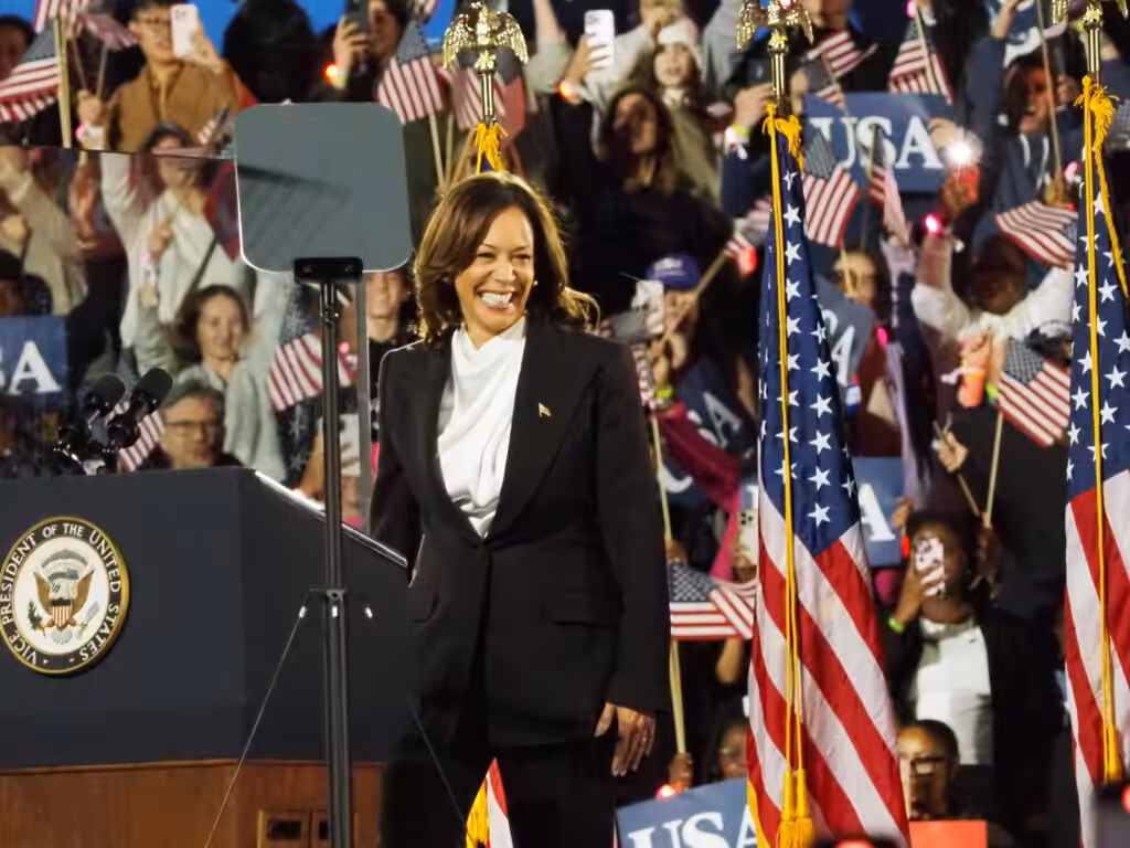 Kamala Harris addresses supporters at a campaign rally. Photo: EFE