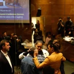 Family members of Marielle Franco and Anderson Gomes embrace in court after the sentencing of the murderers. Photo: Agência Brasil.
