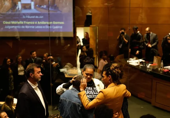 Family members of Marielle Franco and Anderson Gomes embrace in court after the sentencing of the murderers. Photo: Agência Brasil.