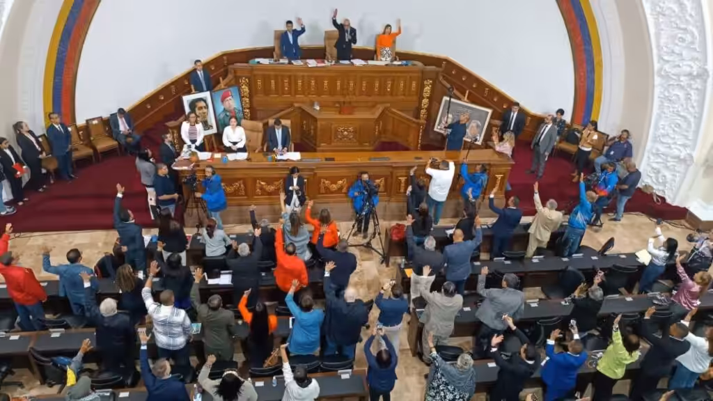 Venezuelan National Assembly deputies raise their hands to approve the Liberator Simón Bolívar Organic Law against the Imperialist Blockade, November 28, 2024. Photo: X/@Asamblea_Ven.