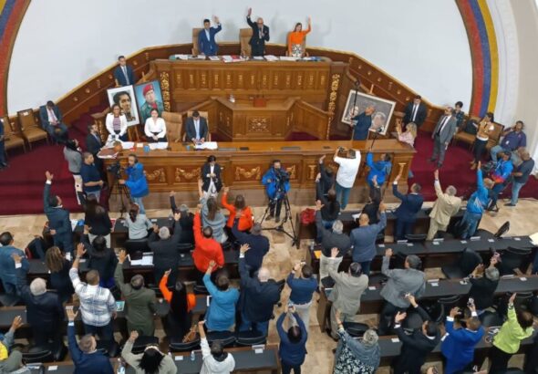 Venezuelan National Assembly deputies raise their hands to approve the Liberator Simón Bolívar Organic Law against the Imperialist Blockade, November 28, 2024. Photo: X/@Asamblea_Ven.