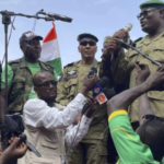 Mohamed Toumba, se dirige a los partidarios de la junta gobernante de Níger en Niamey, Níger, el domingo 6 de agosto de 2023. Photo: Sam Mednick/AP.