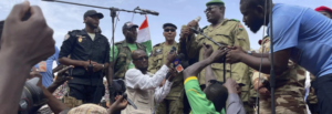 Mohamed Toumba, se dirige a los partidarios de la junta gobernante de Níger en Niamey, Níger, el domingo 6 de agosto de 2023. Photo: Sam Mednick/AP.