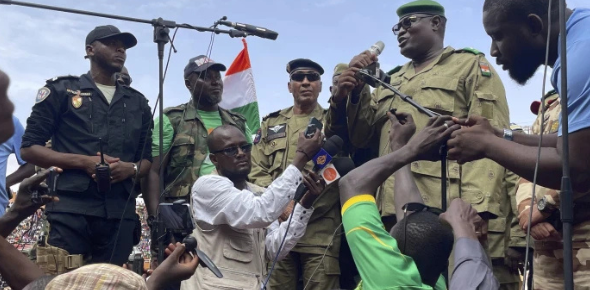 Mohamed Toumba, se dirige a los partidarios de la junta gobernante de Níger en Niamey, Níger, el domingo 6 de agosto de 2023. Photo: Sam Mednick/AP.