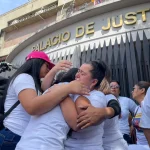 Relatives and friends of those detained in Venezuela for post-election violence gather outside the judiciary headquarters in Caracas. Photo: Versión Final.