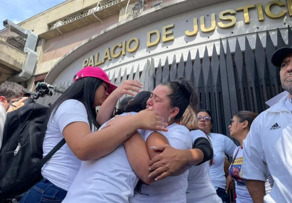 Relatives and friends of those detained in Venezuela for post-election violence gather outside the judiciary headquarters in Caracas. Photo: Versión Final.