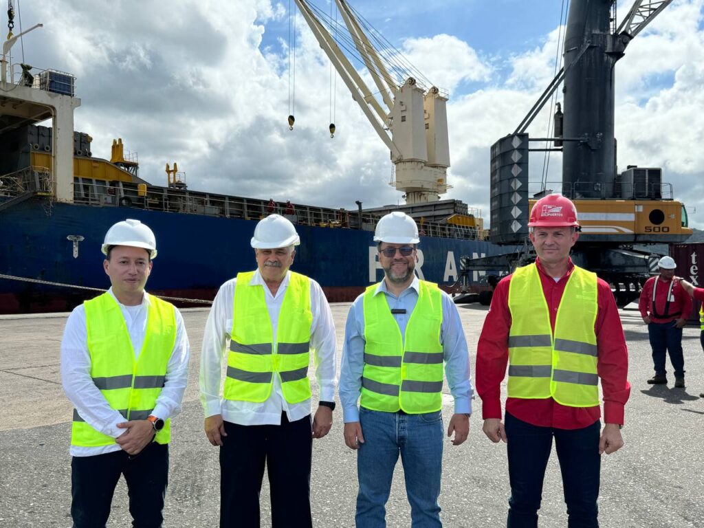 Venezuelan Foreign Minister Yván Gil (second from right) and Cuban Ambassador to Venezuela Dagoberto Rodríguez (second from left) during their supervision of the loading=