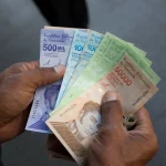 A person holds Venezuelan bolívar bills. Photo: Manaure Quintero/Bloomberg.