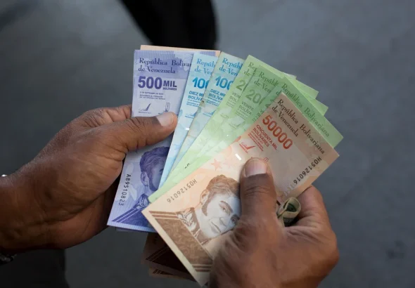 A person holds Venezuelan bolívar bills. Photo: Manaure Quintero/Bloomberg.