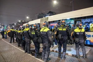 Dutch mobile Police officers stand guard after several scuffles broke out in Amsterdam following the UEFA Europa League, League phase - Matchday 4, football match between Ajax Amsterdam and Maccabi Tel Aviv, on November 8, 2024. Photo: AFP.