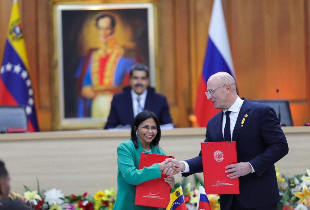 Venezuelan President Nicolas Maduro witnesses a handshake between Venezuelan Vice President Delcy Rodríguez and Russian Deputy Prime Minister Dimitri Chernyschenko at Miraflores Palace, Caracas, during the agreements signing ceremony on November 7, 2024. Photo: Presidential Press.