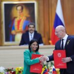 Venezuelan President Nicolas Maduro witnesses a handshake between Venezuelan Vice President Delcy Rodríguez and Russian Deputy Prime Minister Dimitri Chernyschenko at Miraflores Palace, Caracas, during the agreements signing ceremony on November 7, 2024. Photo: Presidential Press.