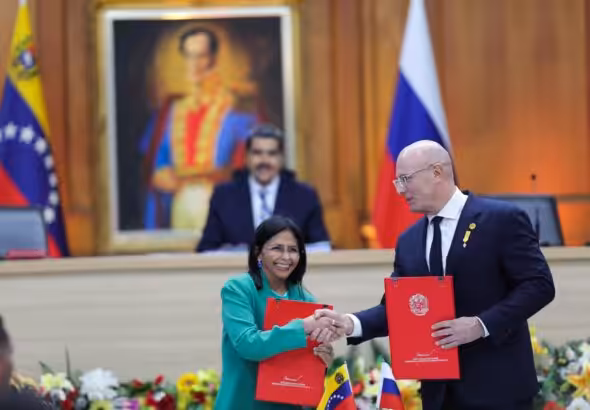 Venezuelan President Nicolas Maduro witnesses a handshake between Venezuelan Vice President Delcy Rodríguez and Russian Deputy Prime Minister Dimitri Chernyschenko at Miraflores Palace, Caracas, during the agreements signing ceremony on November 7, 2024. Photo: Presidential Press.