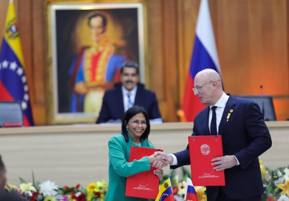 Venezuelan President Nicolas Maduro witnesses a handshake between Venezuelan Vice President Delcy Rodríguez and Russian Deputy Prime Minister Dimitri Chernyschenko at Miraflores Palace, Caracas, during the agreements signing ceremony on November 7, 2024. Photo: Presidential Press.