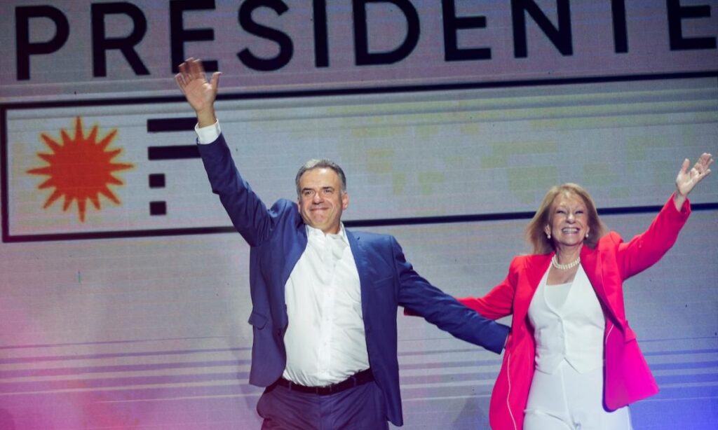 Uruguayan President-elect Yamandú Orsi and Vice President-elect Carolina Cosse celebrating their electoral victory. Photo: Mariana Greif via Huffpost.