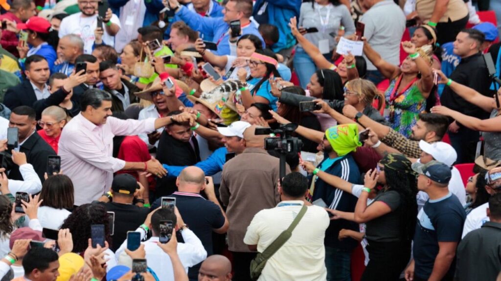 Venezuelan President Nicolás Maduro being welcomed by delegates to the Bolivarian Historical Bloc Congress in Caracas, on its closing day, November 17, 2024. Photo: Ministry of Communication and Information.