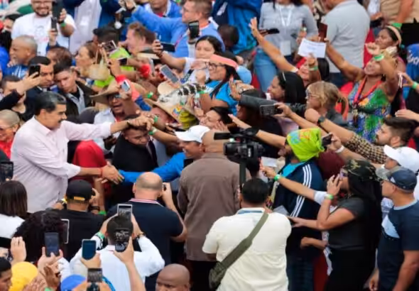 Venezuelan President Nicolás Maduro being welcomed by delegates to the Bolivarian Historical Bloc Congress in Caracas, on its closing day, November 17, 2024. Photo: Ministry of Communication and Information.
