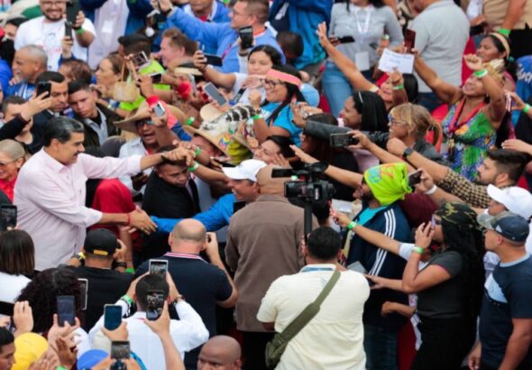 Venezuelan President Nicolás Maduro being welcomed by delegates to the Bolivarian Historical Bloc Congress in Caracas, on its closing day, November 17, 2024. Photo: Ministry of Communication and Information.