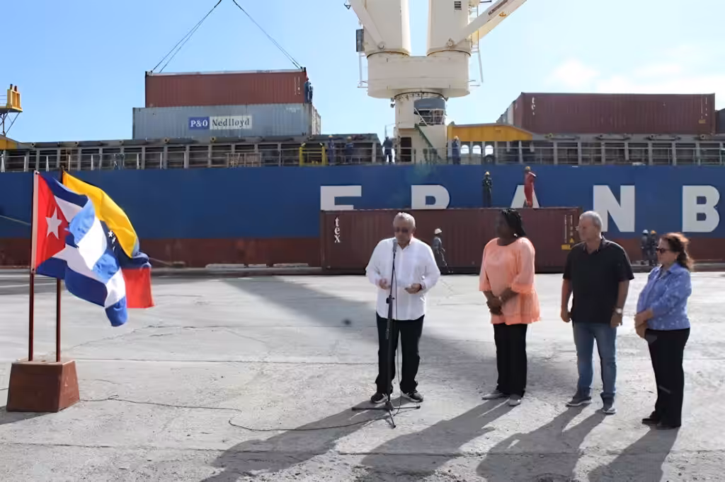 Featured image: Ceremony to recognize the arrival of Venezuelan hurricane relief aid in Cuba. Photo: Prensa Latina.