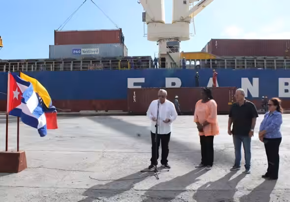 Featured image: Ceremony to recognize the arrival of Venezuelan hurricane relief aid in Cuba. Photo: Prensa Latina.