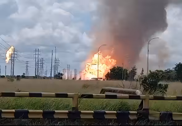 The fire which ignited after an explosion at the PDVSA Muscar Gas Plant on November 11, 2024, in Venezuela. Photo: La Noticia de Hoy.