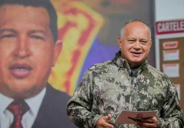 Diosdado Cabello speaks in front of an image of Hugo Chávez. Photo: Radio Habana Cuba.