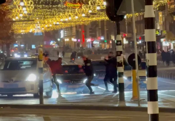 "Israeli" football supporters and Dutch youth clash near Amsterdam Central station. Photo: Reuters.